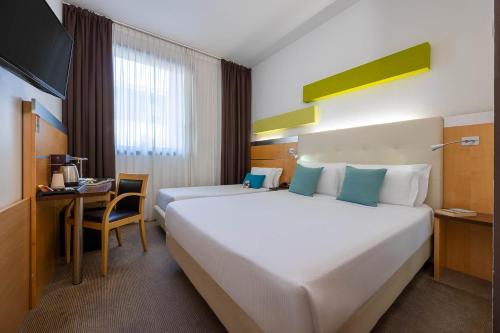 Habitación Triple del hotel IH HOTELS MILANO GIOIA. Foto 2