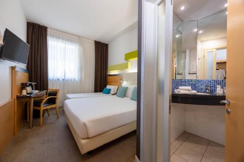 Habitación Triple del hotel IH HOTELS MILANO GIOIA. Foto 4