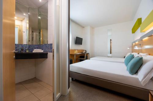 Habitación cuádruple del hotel IH HOTELS MILANO GIOIA