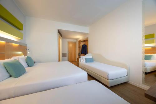 Habitación cuádruple del hotel IH HOTELS MILANO GIOIA. Foto 1