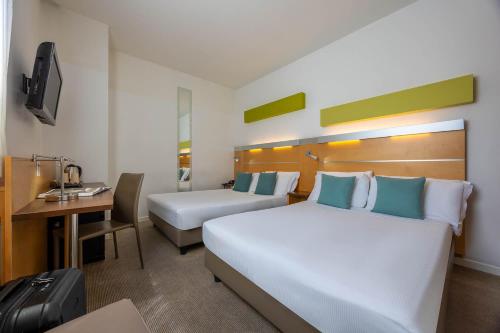 Habitación cuádruple del hotel IH HOTELS MILANO GIOIA. Foto 2