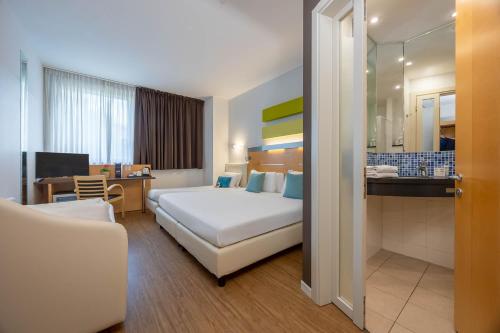 Habitación cuádruple del hotel IH HOTELS MILANO GIOIA. Foto 3
