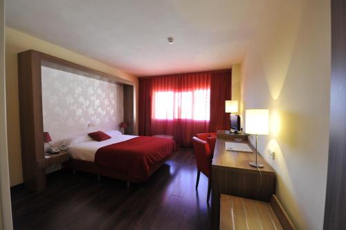 Habitación Doble - 1 o 2 camas del hotel Puerta De Segovia. Foto 11