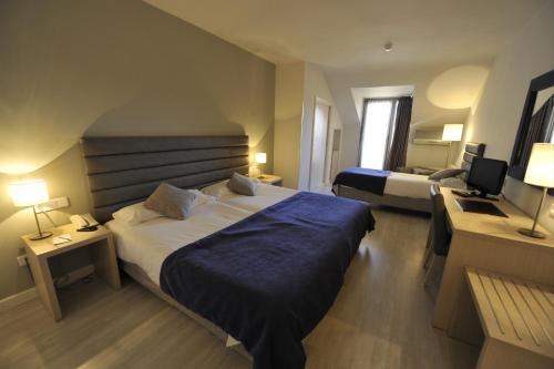 Habitación Triple del hotel Puerta De Segovia
