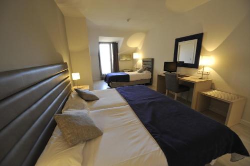 Habitación Triple del hotel Puerta De Segovia. Foto 1