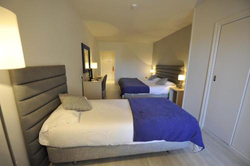 Habitación Triple del hotel Puerta De Segovia. Foto 2