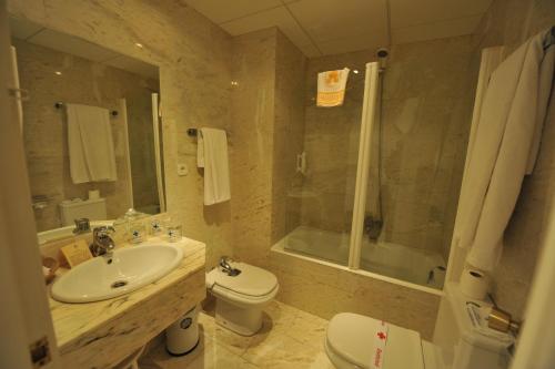 Habitación Triple del hotel Puerta De Segovia. Foto 3