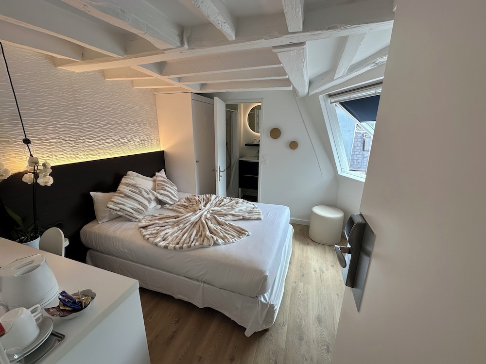 Habitación Doble Superior del hotel Opera Deauville. Foto 1
