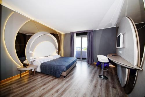 Habitación Doble Deluxe con balcón del hotel Da Vinci. Foto 3