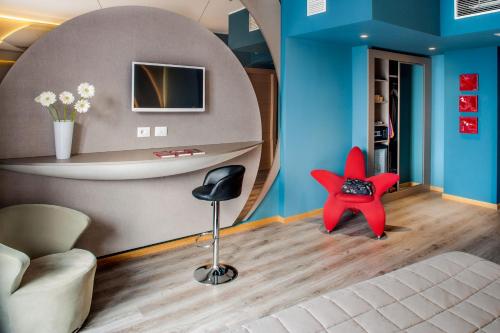 Habitación Triple Deluxe con balcón del hotel Da Vinci. Foto 1