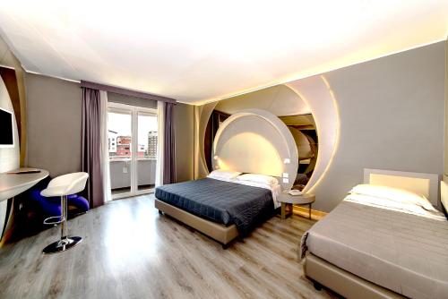 Habitación Triple Deluxe con balcón del hotel Da Vinci. Foto 3