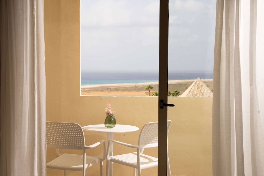 Suite junior, balcón, vistas parciales al mar del hotel Iberostar Waves Gaviotas Park