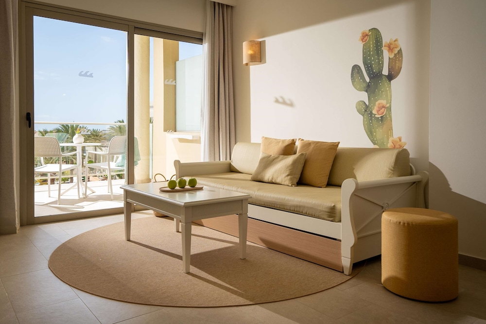 Suite, vistas parciales al mar del hotel Iberostar Waves Gaviotas Park