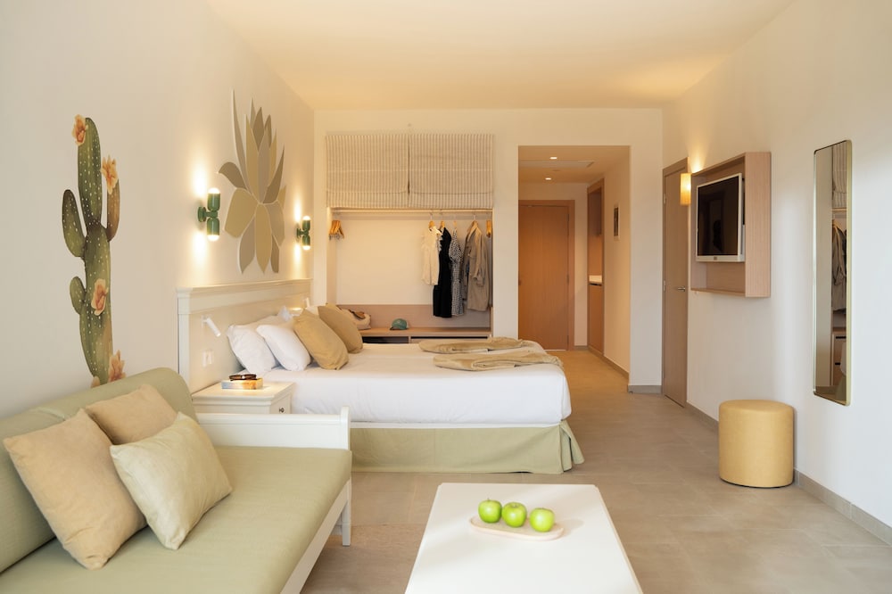 Suite junior, acceso a la piscina del hotel Iberostar Waves Gaviotas Park. Foto 1