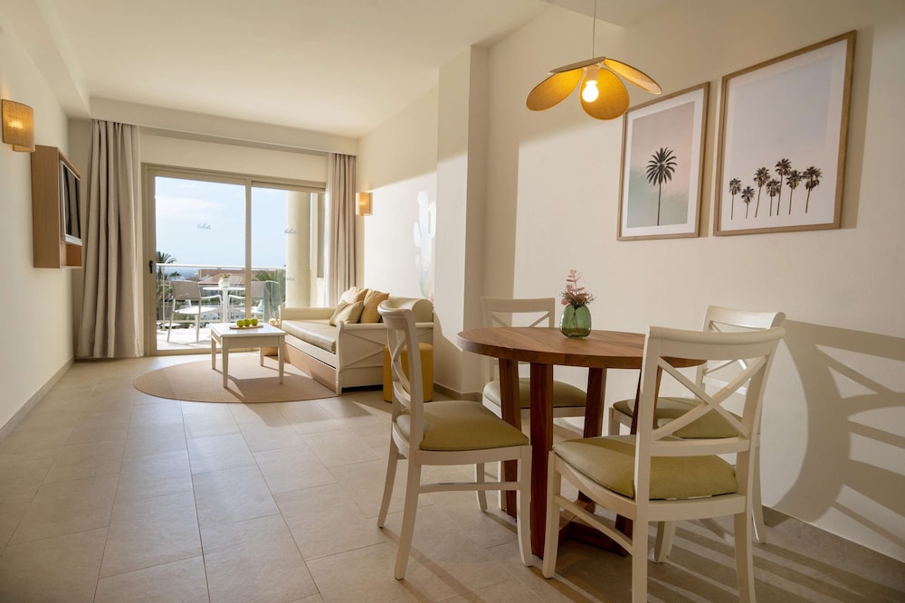 Suite junior, balcón del hotel Iberostar Waves Gaviotas Park