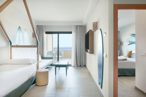 Suite Familiar con vistas al mar en una ubicación prioritaria del hotel Iberostar Waves Gaviotas Park