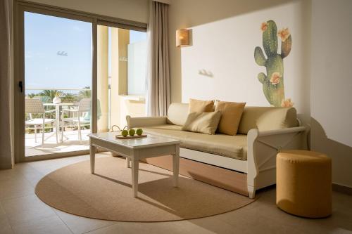 Suite con vistas laterales al mar del hotel Iberostar Waves Gaviotas Park. Foto 3