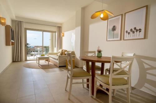 Suite con vistas laterales al mar del hotel Iberostar Waves Gaviotas Park. Foto 1