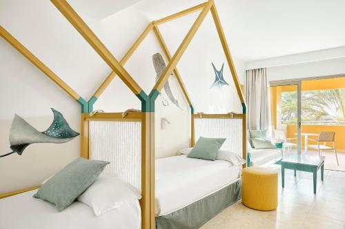 Suite Familiar con vistas laterales al mar del hotel Iberostar Waves Gaviotas Park