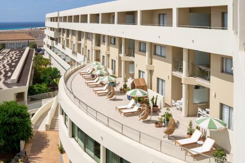 Suite Premium con terraza y vistas a la piscina del hotel Iberostar Waves Gaviotas Park