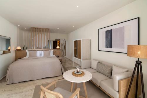 Junior suite Vista Jardín 1 Cama king 2 Camas individuales del hotel Paradisus Palma Real Golf and Spa Resort. Foto 1