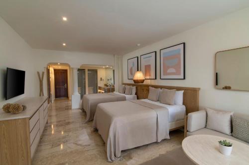 Junior suite Vista Jardín 1 Cama king 2 Camas individuales del hotel Paradisus Palma Real Golf and Spa Resort. Foto 2