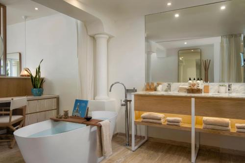Junior suite Vista Jardín 1 Cama king 2 Camas individuales del hotel Paradisus Palma Real Golf and Spa Resort. Foto 5
