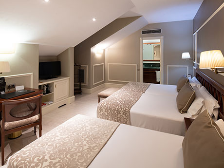 Habitación triple del hotel Catalonia Las Cortes