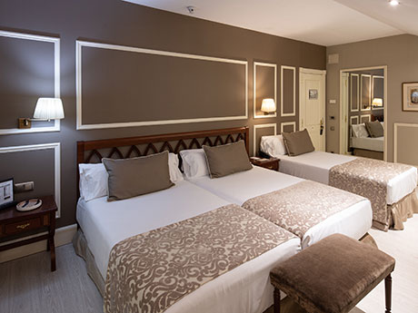 Habitación triple del hotel Catalonia Las Cortes. Foto 1