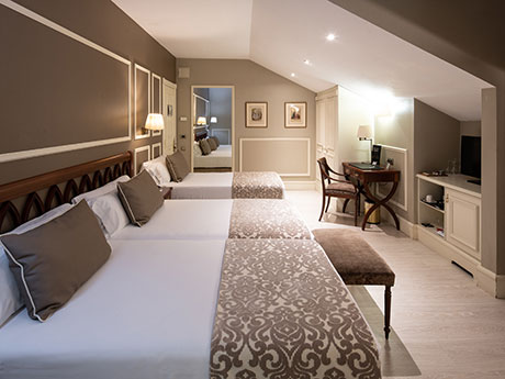 Habitación triple del hotel Catalonia Las Cortes. Foto 2