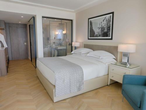 Habitación Doble Executive con cama grande y vistas al mar del hotel Mövenpick Beirut. Foto 3
