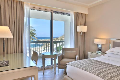 Habitación Doble Executive con cama grande y vistas al mar del hotel Mövenpick Beirut. Foto 4