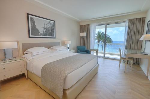 Habitación Doble Executive con cama grande y vistas al mar del hotel Mövenpick Beirut. Foto 5