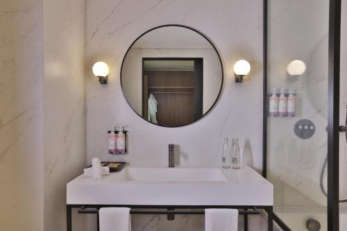 Habitación Doble Executive con cama grande y vistas al mar del hotel Mövenpick Beirut. Foto 6