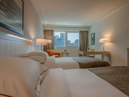 Habitación Doble Superior - 2 camas, con vistas a la ciudad del hotel Mövenpick Beirut. Foto 1