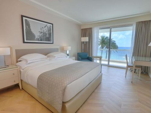 Habitación Deluxe con vistas al mar - Cama extragrande del hotel Mövenpick Beirut. Foto 1
