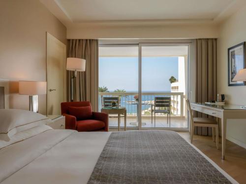 Habitación Deluxe con vistas al mar - Cama extragrande del hotel Mövenpick Beirut. Foto 2