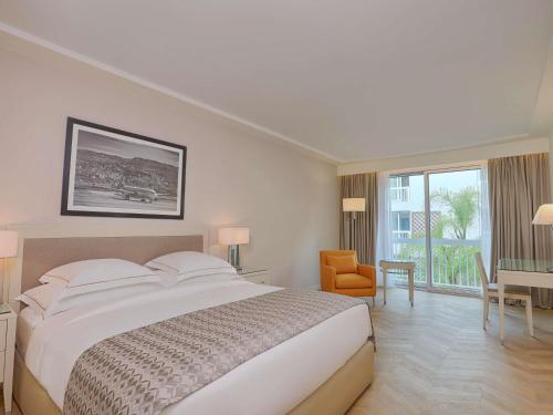 Habitación Executive con cama extragrande del hotel Mövenpick Beirut. Foto 1