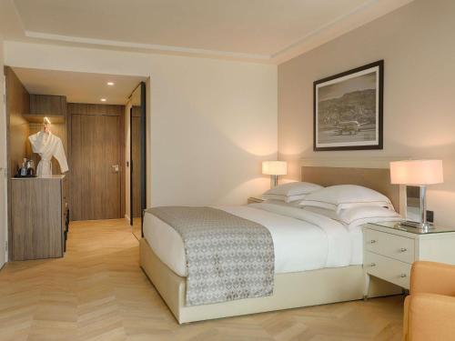 Habitación Executive con cama extragrande del hotel Mövenpick Beirut. Foto 2