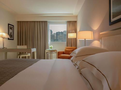 Habitación Superior con cama extragrande y vistas a la ciudad del hotel Mövenpick Beirut. Foto 1