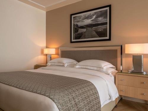 Habitación Clásica con cama extragrande del hotel Mövenpick Beirut