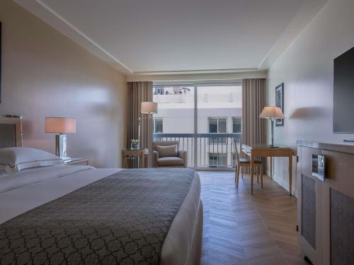 Habitación Clásica con cama extragrande del hotel Mövenpick Beirut. Foto 2