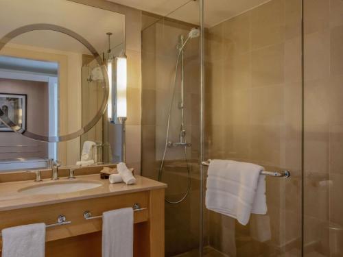 Habitación Clásica con cama extragrande del hotel Mövenpick Beirut. Foto 3