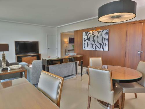 Suite Diplomática con vistas al mar del hotel Mövenpick Beirut. Foto 1