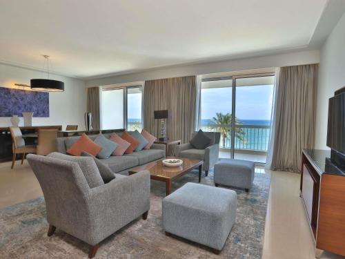 Suite Diplomática con vistas al mar del hotel Mövenpick Beirut. Foto 3