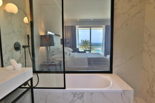 Suite Diplomática con vistas al mar del hotel Mövenpick Beirut. Foto 4