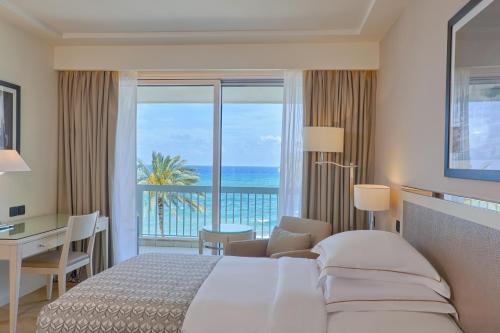 Habitación Doble Deluxe con vistas al mar - 2 camas del hotel Mövenpick Beirut. Foto 2