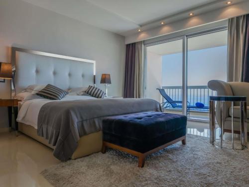 Suite Ambassador con vistas al mar del hotel Mövenpick Beirut