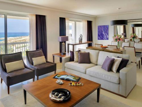 Suite Ambassador con vistas al mar del hotel Mövenpick Beirut. Foto 1
