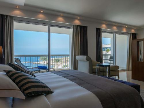 Suite Ambassador con vistas al mar del hotel Mövenpick Beirut. Foto 2